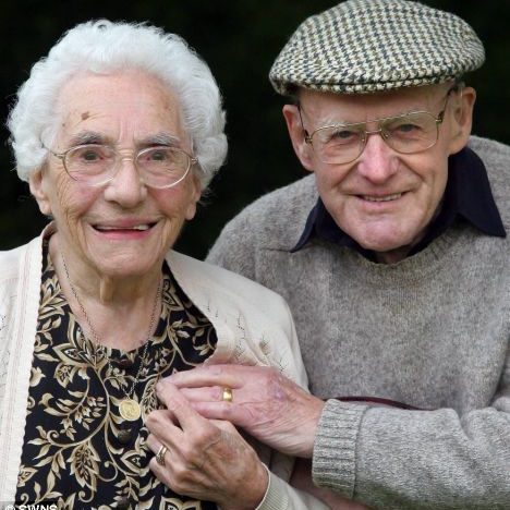 article-0-015FE86C00000578-12_468x484 pareja ancianos. Especialistas en relaciones de Parejas